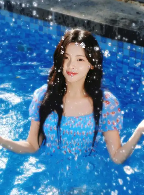 杨超越先入夏了##杨超越梦幻夏日泳池随拍