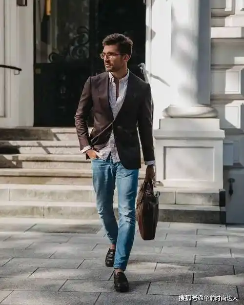 男士穿牛仔裤怎么搭配西装好看鞋子该怎么选