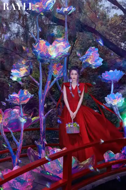 迪丽热巴奇境氛围感大片曝光 雀斑妆配小辫很梦幻