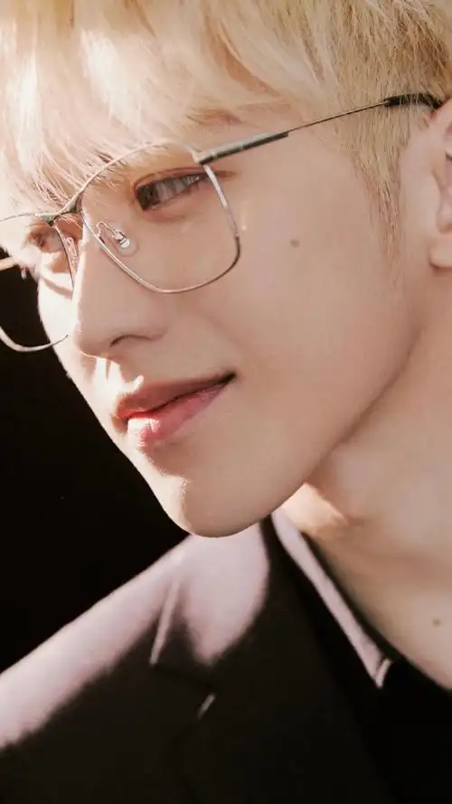 蔡徐坤金发眼镜造型##蔡徐坤金发光晕氛围感