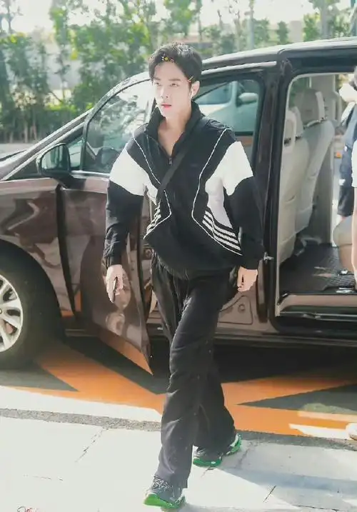 肖战##肖战卡其色穿搭上班路透