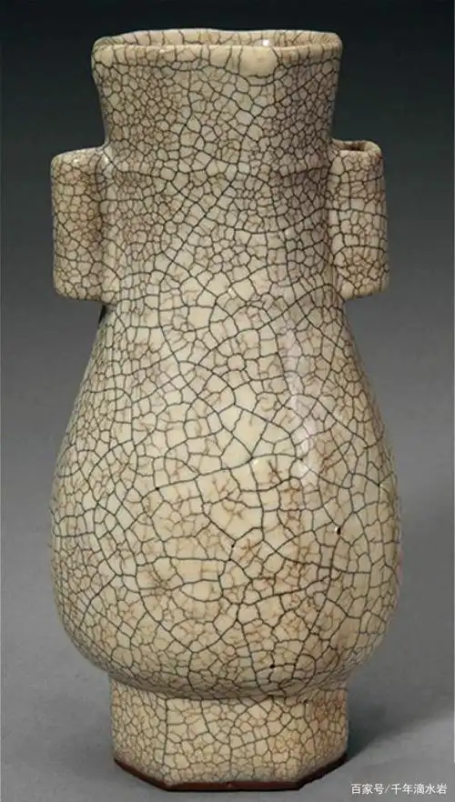 哥窑米黄釉贯耳八方扁壶  南宋  高14.9厘米,口横4.