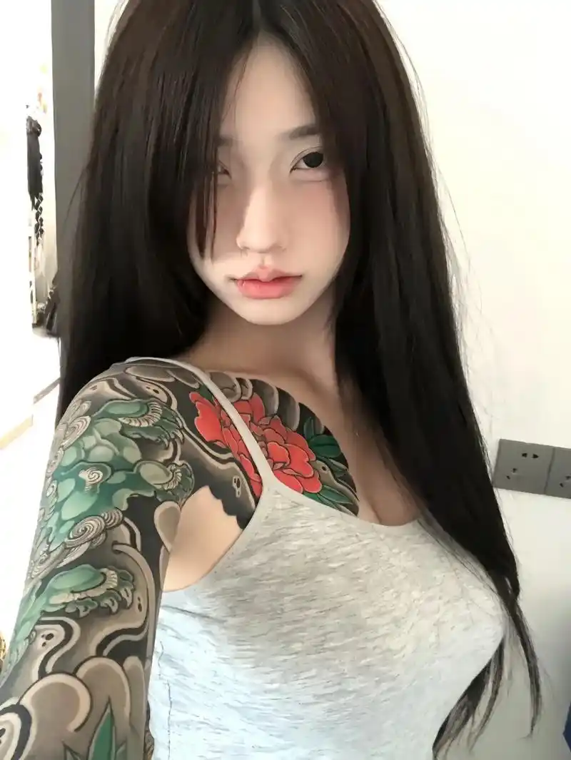 手机墙纸 #纹身女孩 #屏保该换了系列 - 抖音