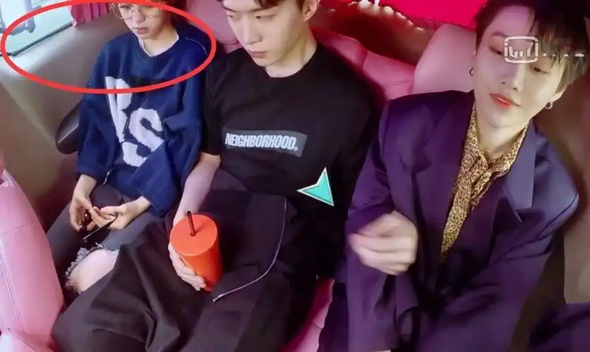 范丞丞和刘雨昕暧昧当众牵手靠肩欧阳娜娜的反应像极了吃醋的女友