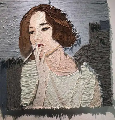 毛线粘贴画的女性人物,装饰意味十足.