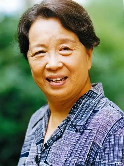 容嬷嬷李明启现身晚会彩排,87岁走路带风,穿200元平价鞋引热议_丈夫