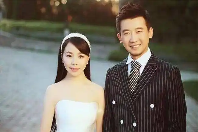 33岁王二妮近况,成名后丈夫向她表白,妹妹王小妮又高又漂亮