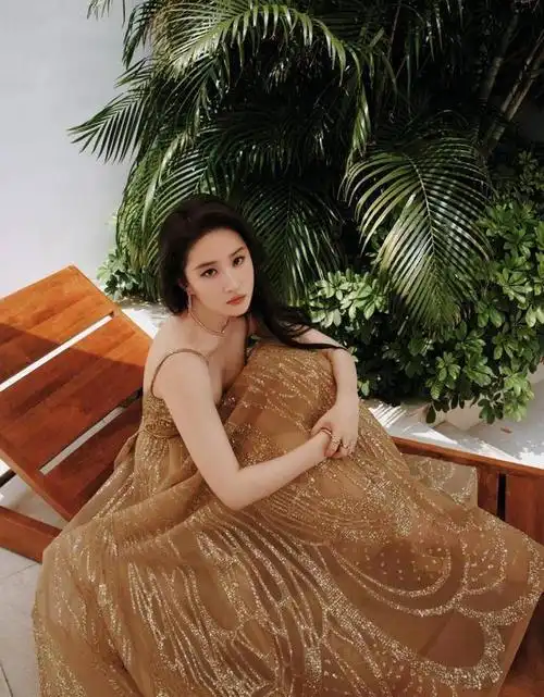 刘亦菲近照生图曝光,脸部圆润身材丰腴身形发福,手臂粗壮很真实