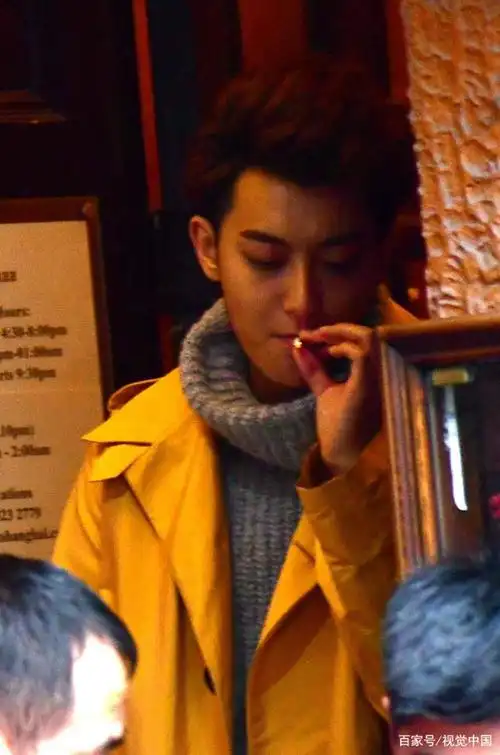 男明星抽烟,鹿晗忧郁,华晨宇陶醉,朱一龙唯美,只有他最无敌!