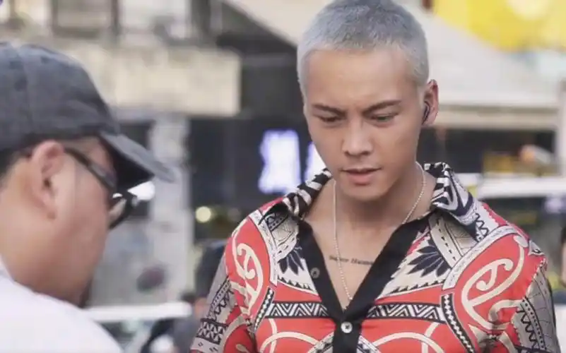 陈伟霆在香港路边摊吃咖喱鱼蛋,银发寸头造型走路带风,又野又帅!