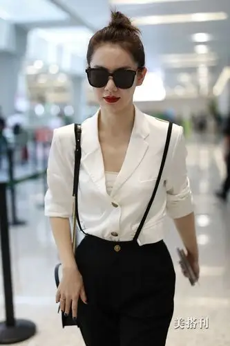 霸道女总裁!戚薇穿白色衬衫职场ol范十足,盘发涂红唇气场全开