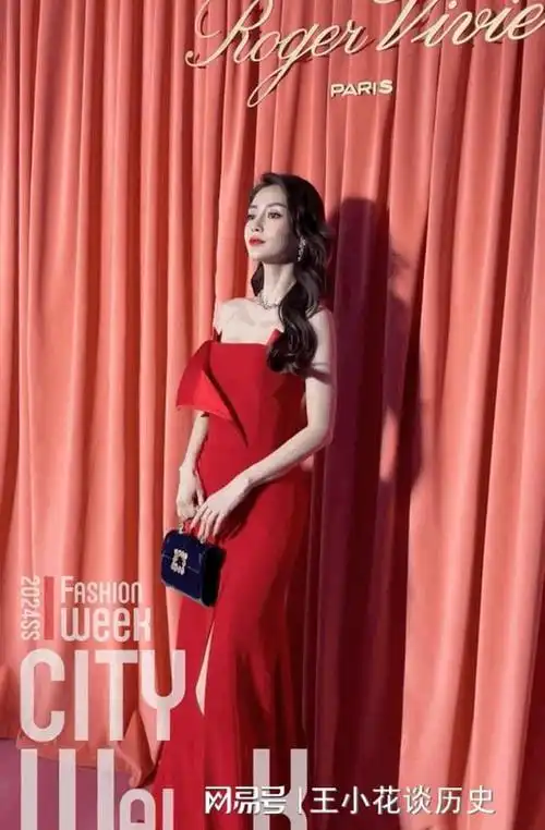 黑色高跟,巴黎街头遇见angelababy|杨颖|杨幂|张柏芝|娱乐圈|巴黎时装