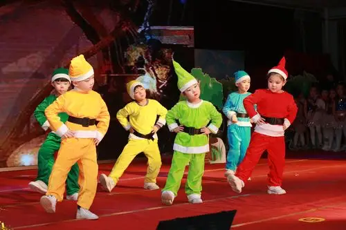 蕴底色·赏真彩·建乐园"2020年庆元旦温馨班情景剧——《白雪公主》