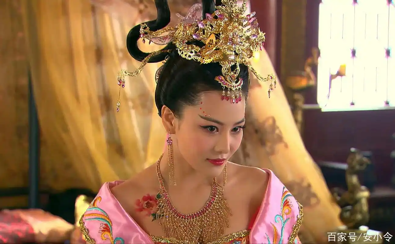 张馨予在《封神英雄榜》中的唯美剧照,妆容美艳显妖气!