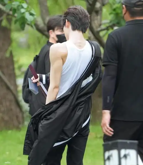 丨嘶哈嘶哈 白背心 黑外套,周柯宇的肌肉线条真的一绝!