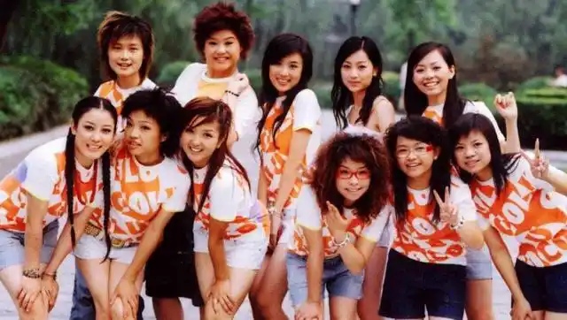 何洁李宇春2005年超级女声总决赛,现场歌曲串烧,嗨翻了!