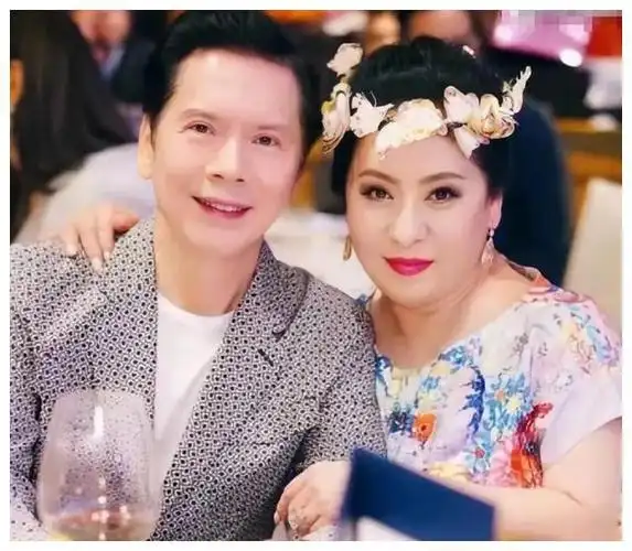 看着陈岚与向华强的故事,我们仿佛看见了那道绽放的光芒,那份不言放弃