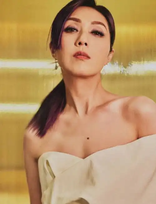 杨千嬅穿抹胸连体裤秀直角肩纤细高挑比例完美