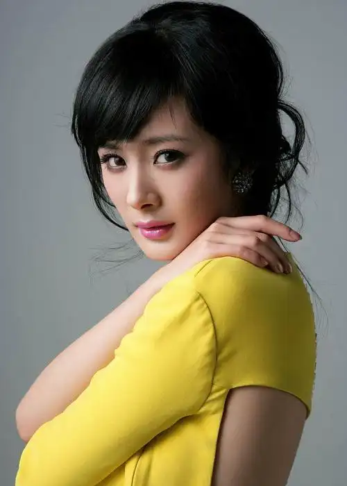 杨幂打扮个性,靓丽长卷发增添成熟魅力