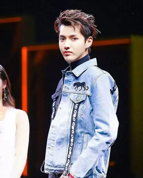 吴亦凡牛仔外套穿起来看着很舒适,而且牛仔外套属于百搭衣,不管怎么