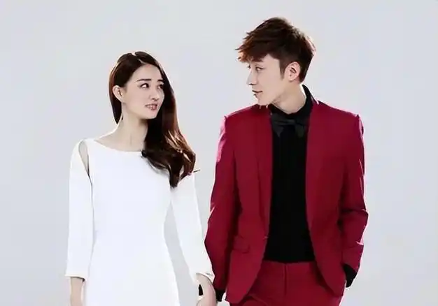 和小五岁的吴崇轩一起逛街,两人以前合作过|乔任梁|胡冰卿|姐弟恋