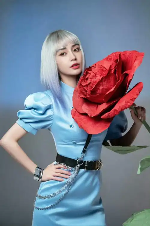 杨颖银发齐刘海造型#真的很爱这套造型来着,没想到二月第一天就有新图