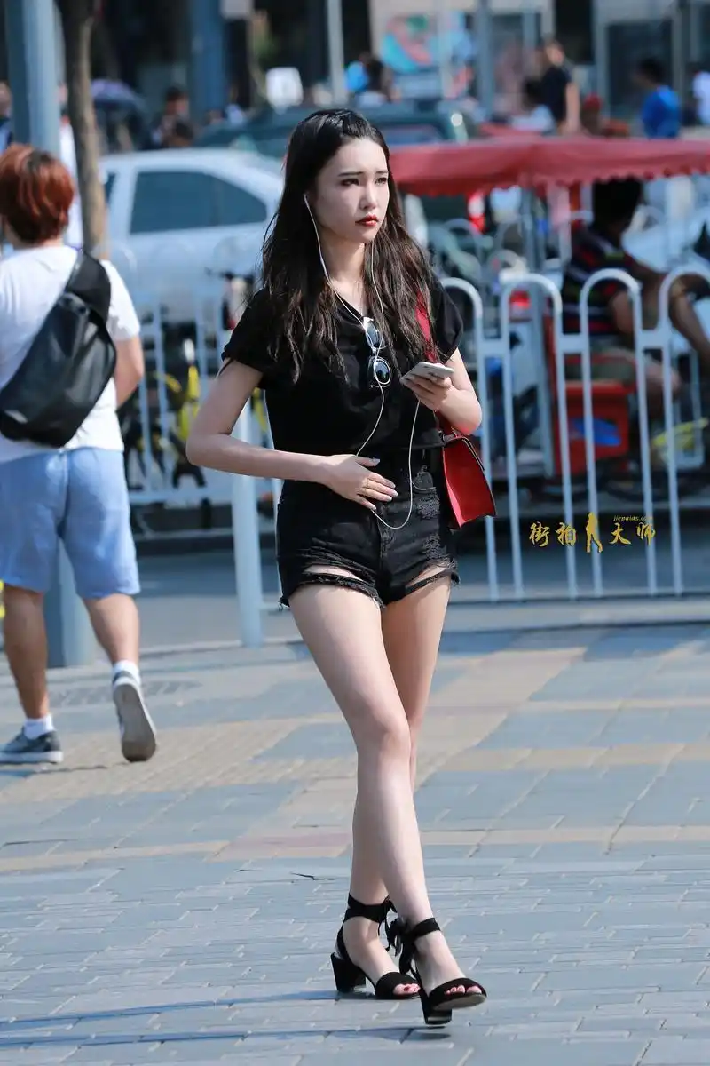 街拍重庆美女,那牛仔短裤的搭配显得十分的清新自然