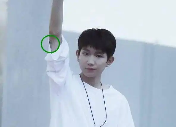 王源现身录制《我是唱作人》 手臂图案被疑纹身