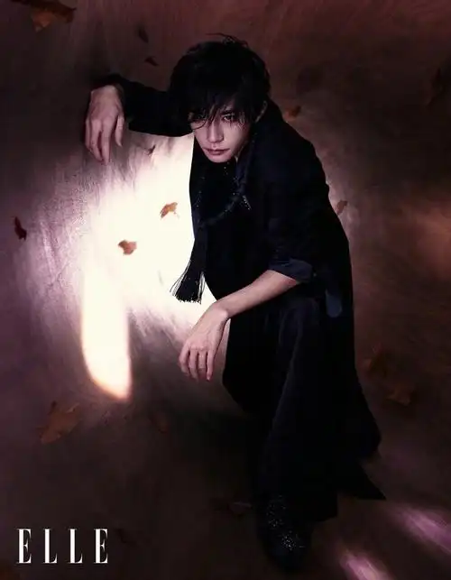 易烊千玺xelle三月刊封面冷峻的眼神与苍白的肤色