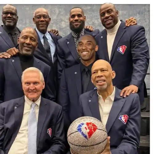 nba球迷将科比布莱恩特拍进了湖人队75大球星的合照中