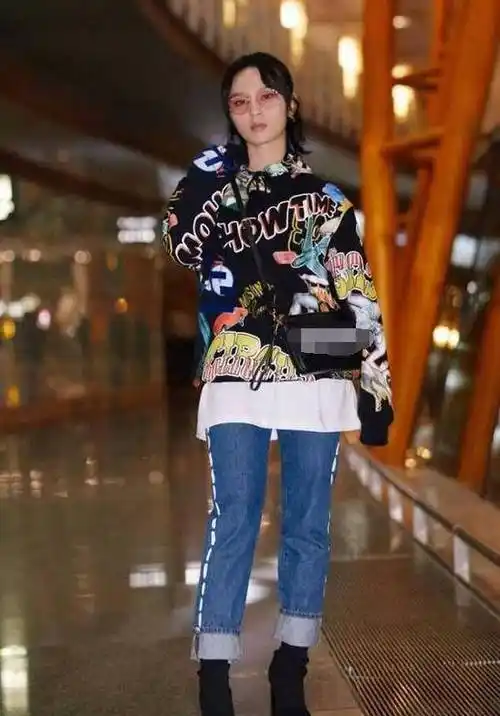 周笔畅看起来很开心呢,穿着一件粉色条纹的衬衣一半塞进拼接的牛仔裤