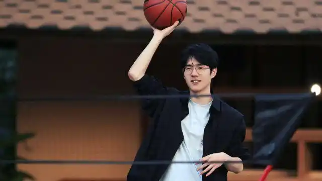 限定运动系学长→刘昊然打篮球青春感爆棚