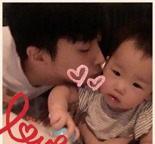 直接晒出儿子正脸,不知是有意为之还是无心之过,也不知道哈林对此作