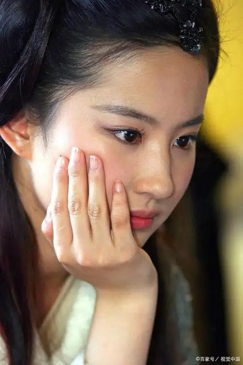 大家都知道刘亦菲的鼻子是驼峰鼻,很有特点,十几岁的时候脸还没长开