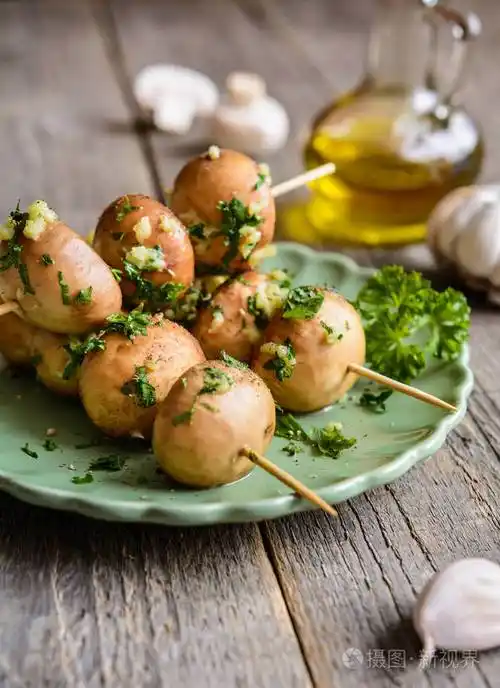 用大蒜和香菜烤蘑菇串