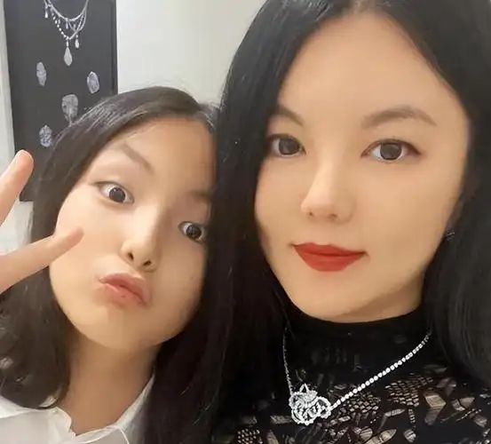 李湘晒女儿近照13岁王诗龄瘦身明显越来越美一身穿搭上万元