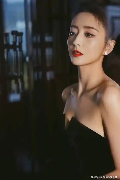 【佟丽娅性感写真壁纸】黑色抹胸长裙,优雅复古,金鸡奖红毯造型