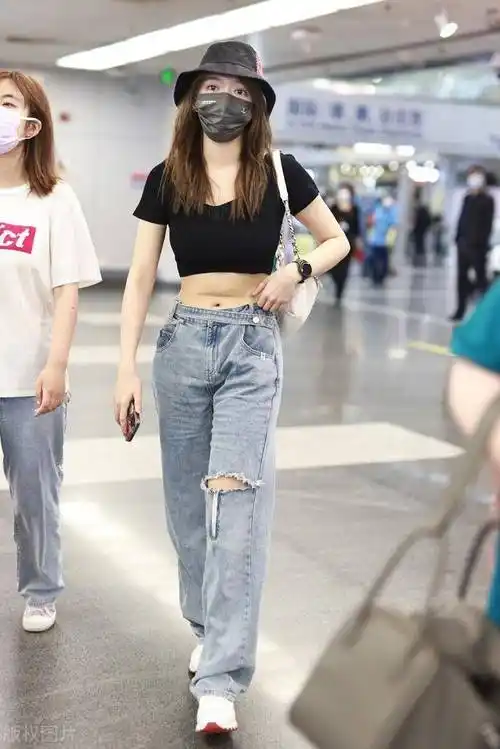 程潇戴黑色渔夫帽穿黑色露脐上衣搭配破洞牛仔裤简约性感