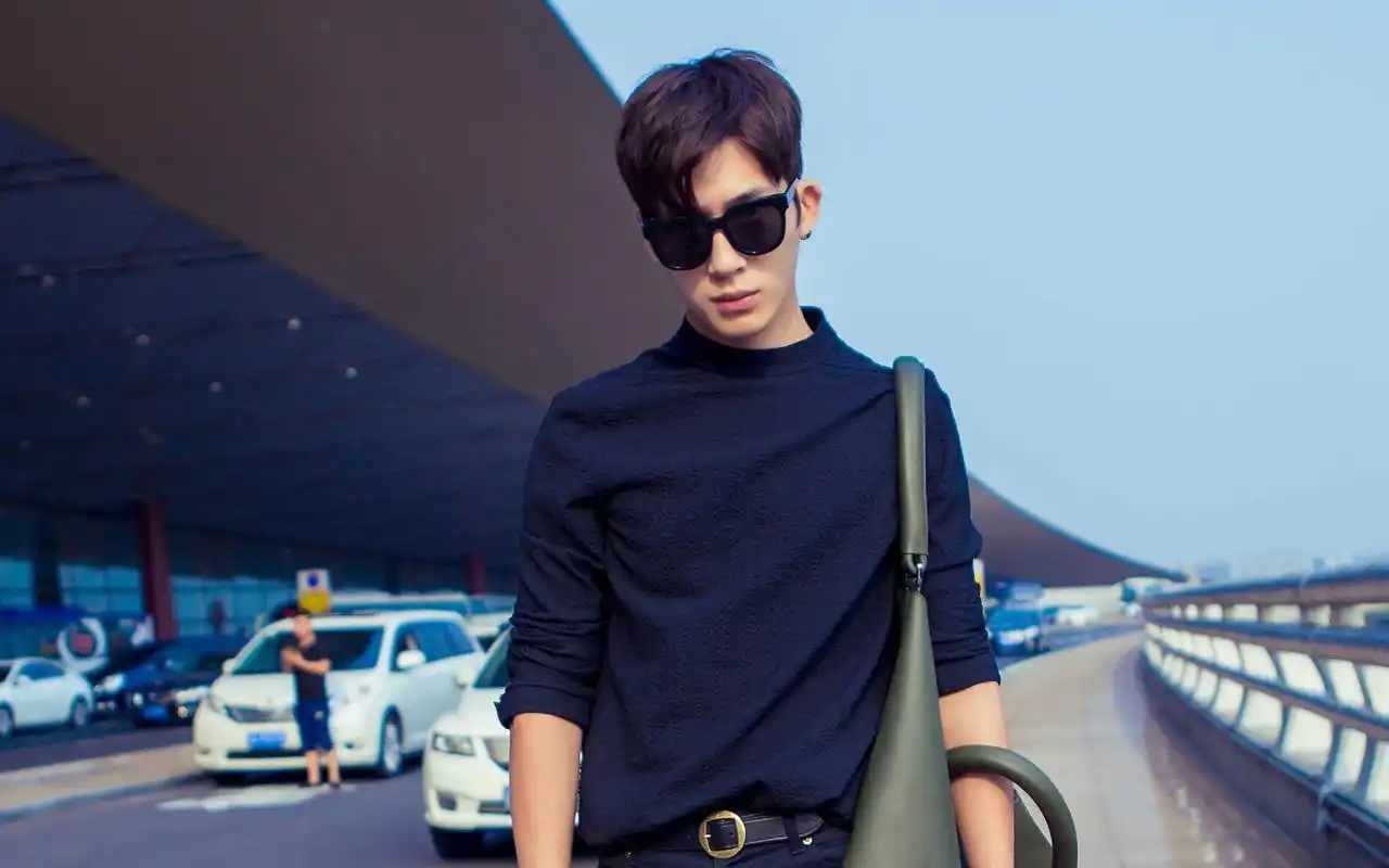 井柏然墨镜等车街拍高清电脑桌面壁纸