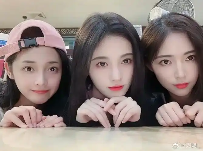 吴宣仪和鞠婧祎的同框,中间的鞠婧祎