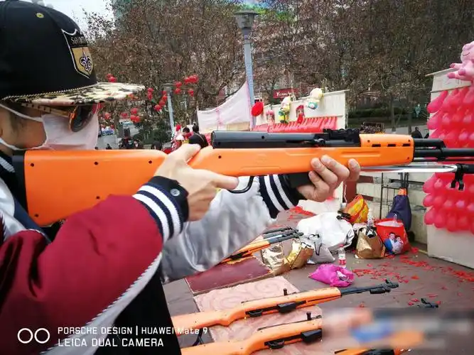 邹市明晒家乡味 带媳妇地摊玩具枪打气球