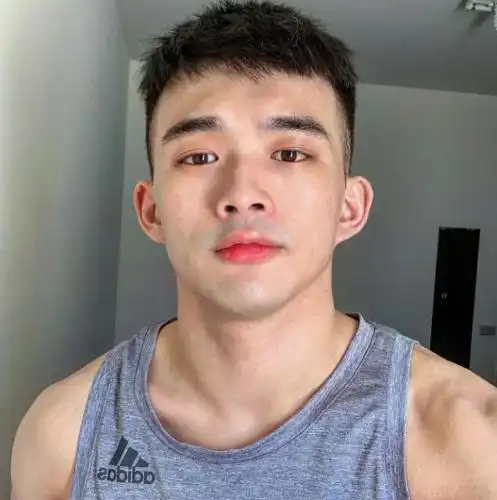 别再说寸头是"精神小伙"发型了,男生剪这3种短发,帅气又潮流