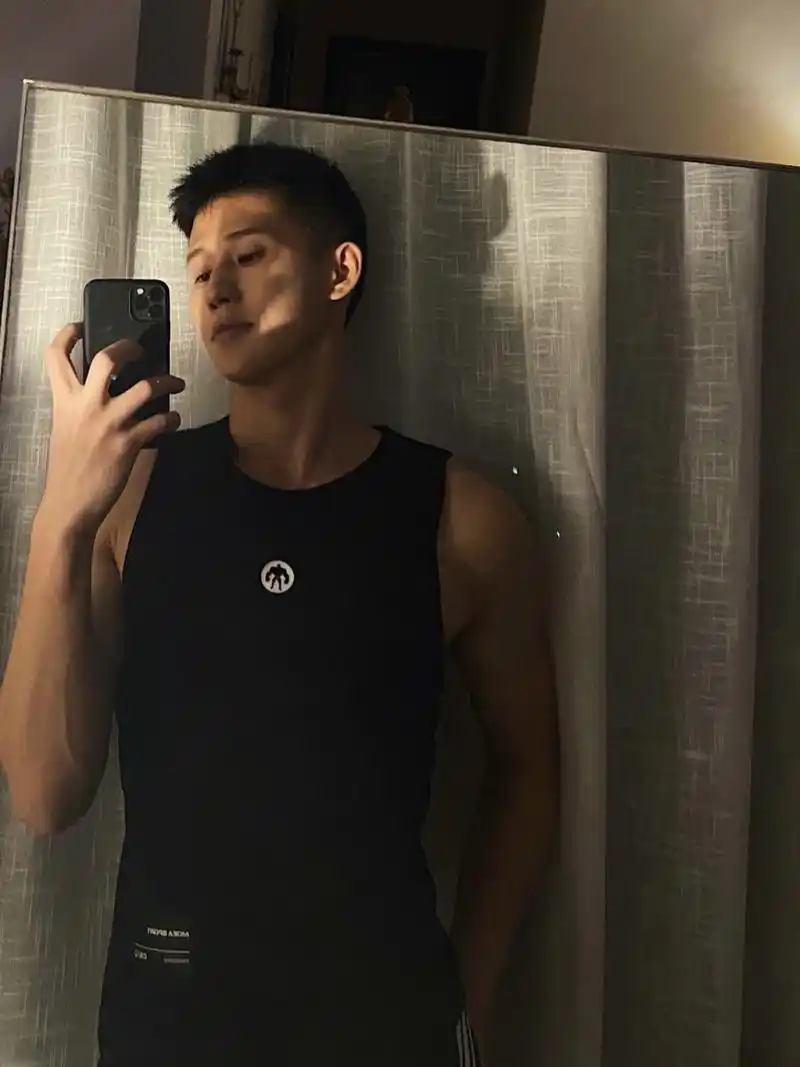 8块腹肌现在男生都是人均腹肌