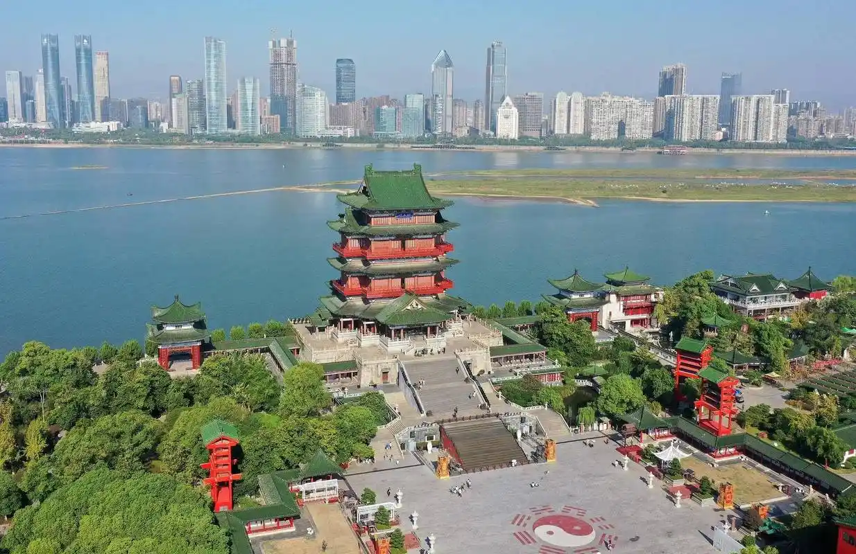 这处建筑是南昌市地标性建筑,也是南昌市历史悠久的建筑景点之一,它也