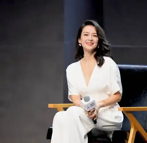 章子怡身穿白色深v套装显精致,笑容灿烂,气质优雅出众.