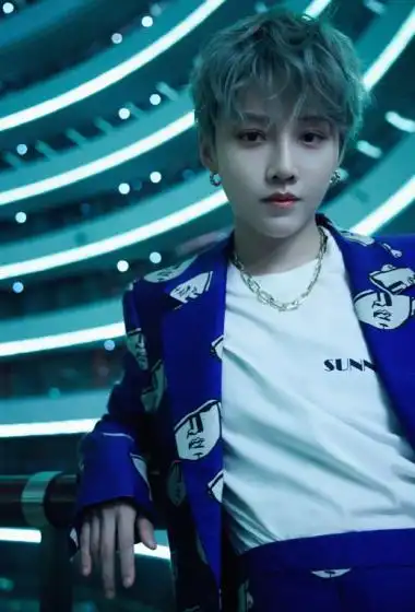 > 刘雨昕银色短发甜酷写真图片(2/6)