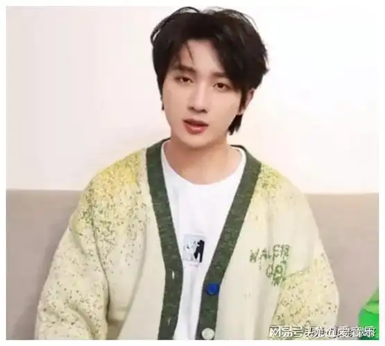 和邢菲合作过《恶魔少爷别吻我》↓2018年左右,李宏毅和赵露思合作过