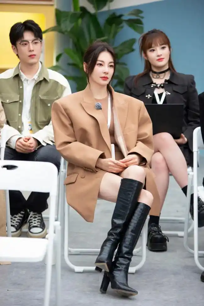 张雨绮卡其色西装造型录制综艺《女子推理社》 超强御姐范霸气十_高清