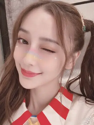 十八岁少女 angelababy绿洲晒自拍 梳双马尾娇俏可爱