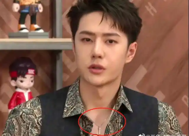 赵丽颖王一博被扒戴同款项链,王一博曾说:喜欢比自己大的女生